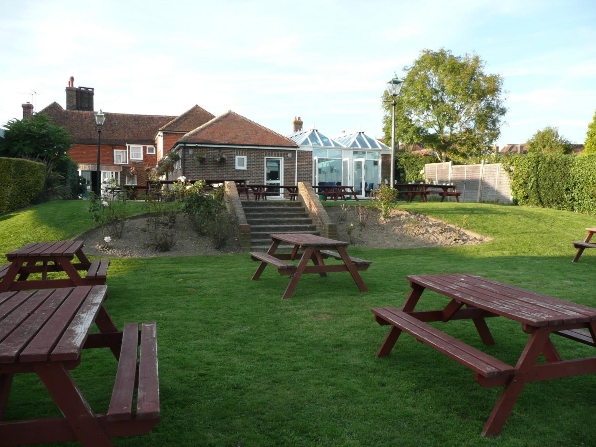 The Bear Inn And Burwash Motel エクステリア 写真