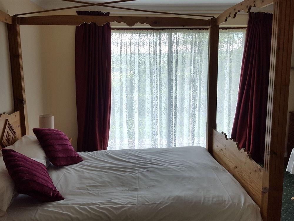 The Bear Inn And Burwash Motel エクステリア 写真