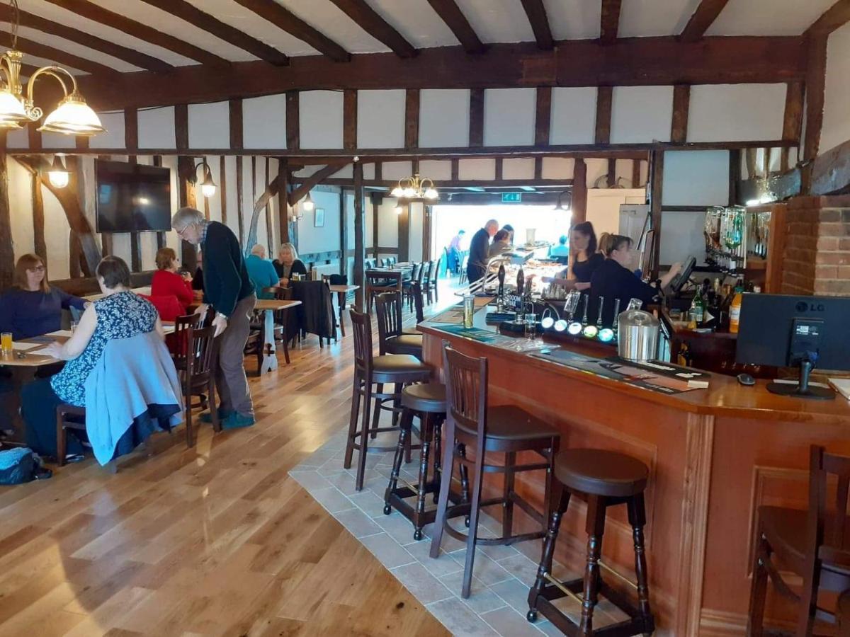 The Bear Inn And Burwash Motel エクステリア 写真