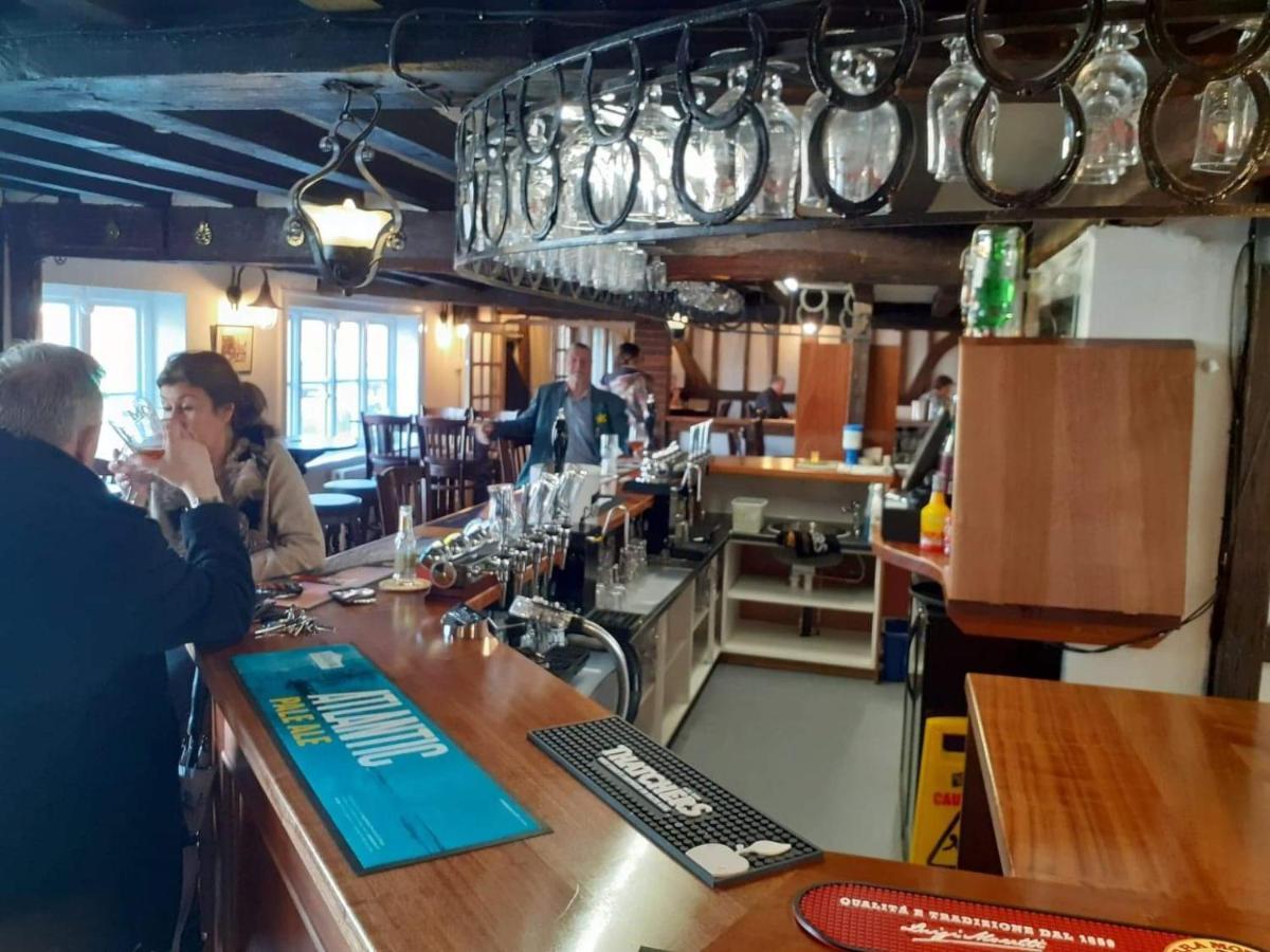 The Bear Inn And Burwash Motel エクステリア 写真